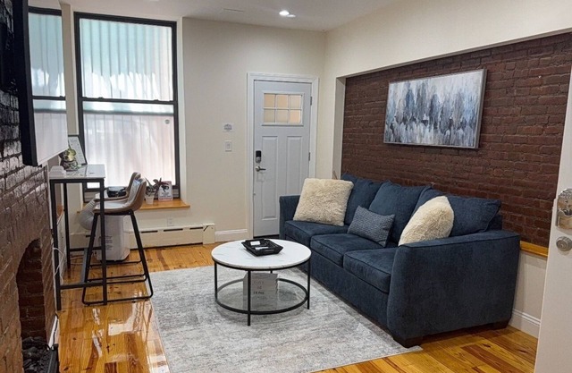 Modern 1-bedroom Garden Apartment with Backyard, up to 25 mins to Times Square