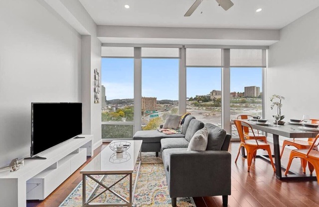 Modern 1 BR Across from PPG Arena | Parking