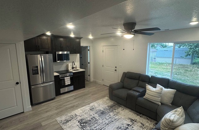Modern 1 BR + Kitchen Comfort