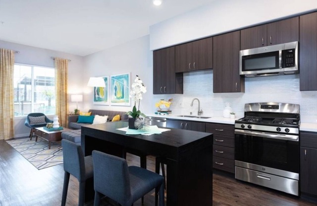Modern 1BR Condo at 300 Railway w Pool & Fire Pit