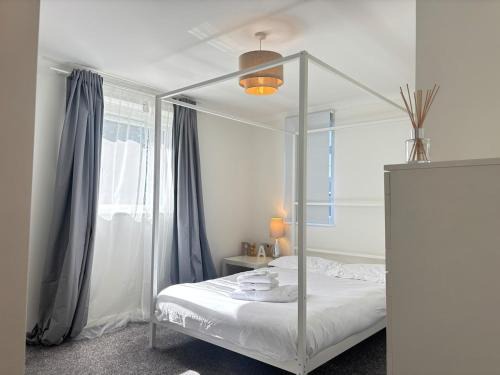 Modern 1BR Flat - Free Parking - Near LGW Airport
