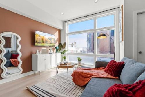 Modern 1BR Near Metro - Walk to MET & Cafes - Free Parking