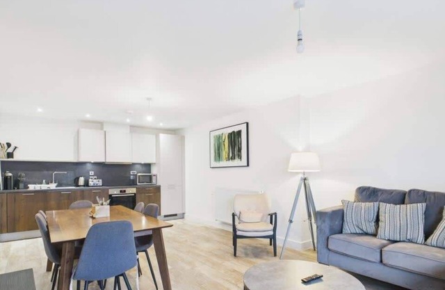 Modern 2-Bed, 2-Bath Apartment in Central Ashford