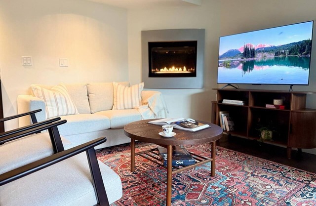 Modern 2 Bed + 2 Bath Suite in Central Location