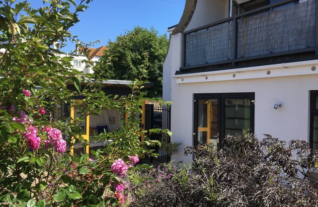 Modern 2 Bed (sleeps up to 4) house, 50 metres from sea front