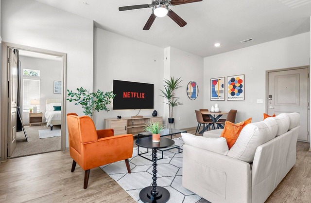 Modern 2-bedroom close to Airport & Downtown - Pool, Gym & Balcony