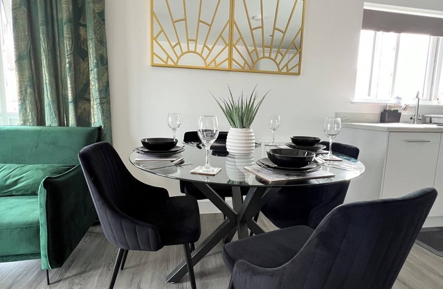 Modern 2-bedroom apartment in serene Central Sittingbourne with WiFi