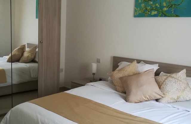 Modern 2 Bedroom Suite with Kitchen, A/C and Ample Parking