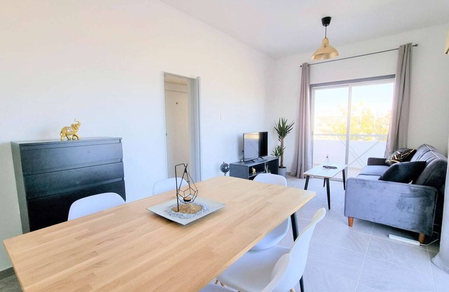 Modern 2Bdr Apt with best harbour view in town!