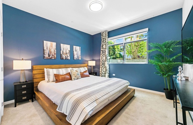 Modern 2BR + Den ,2 king and 1 Queen beds w/Pool & 2 Baths Sleeps 4–6