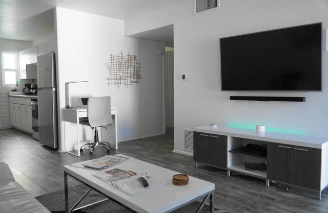 Modern 2BR Oak Flower Getaway by Navore