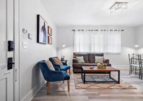Modern 2BR Retreat in the Heart of Lakewood
