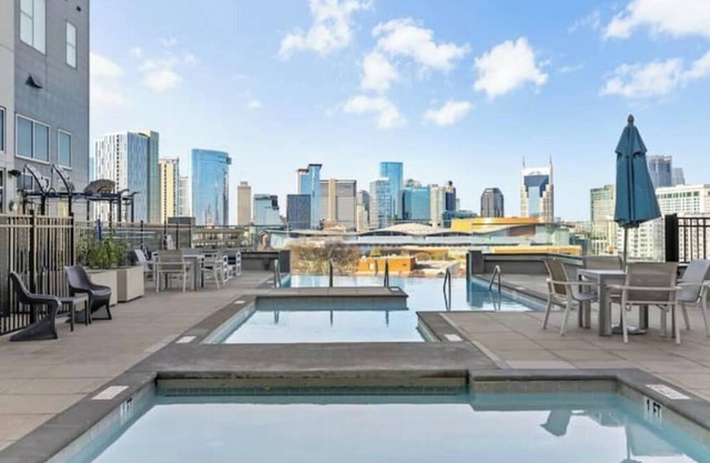 Modern 2BR w/2 King Beds – Near Broadway