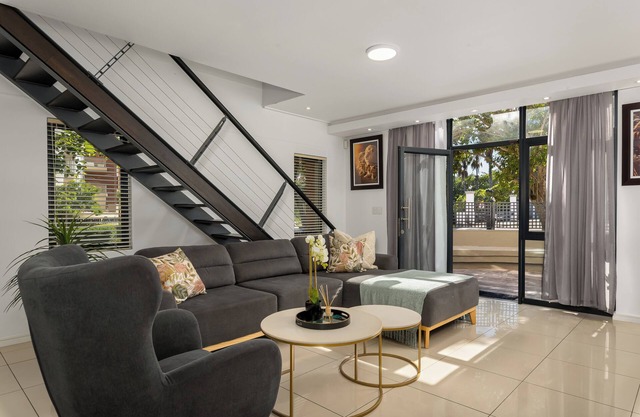 Modern 3-Bed Home , Canal Views & Parking