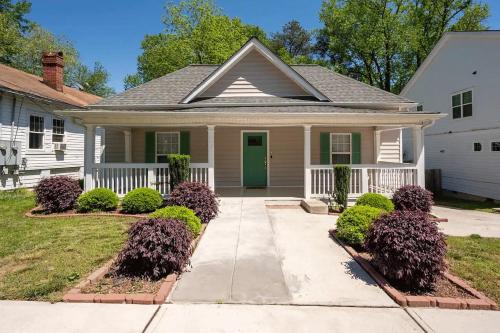 Modern 3-bedroom, big fence yard, Pets stay free