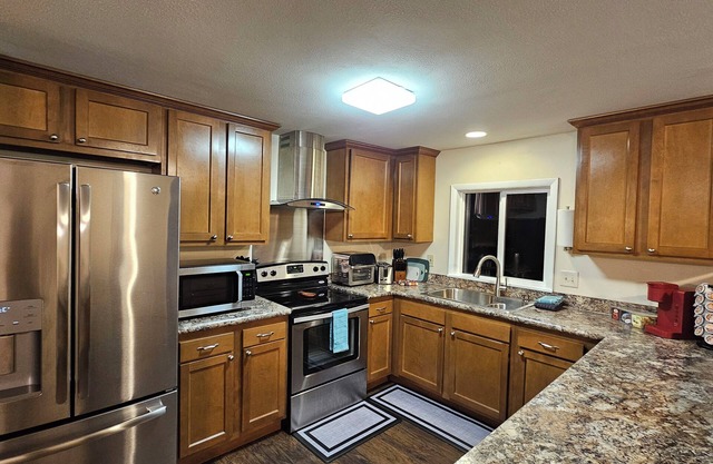 Modern 3-Bedroom Retreat in Howland - WiFi, Office & Fitness Space