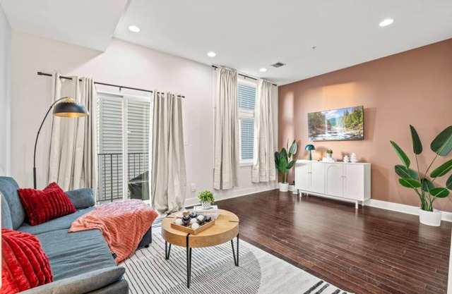 Modern 3BR Retreat Roofdeck Views + Subway
