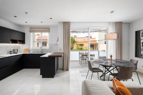 Modern 3BR Stylish Apartment with large Balcony - Close to St Julians and St Georges Bay