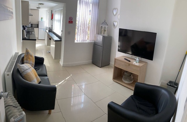 Modern 4 bed, 3 bath house located in Coventry City Centre