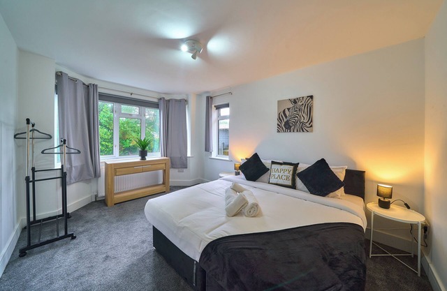 Modern 4BR, 2BA Family Home – Sleeps 8, Garden, Parking, Near Station