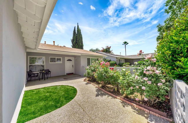 Modern 5BR with 2 King Beds, Huge Yard & Jacuzzi!