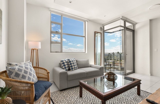 Modern And Trendy 1 Bed Across From Rosebank Mall