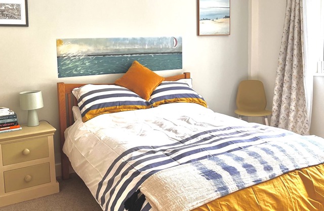 modern apartment for 2, ensuite, kitchen, with parking, in wooded valley.
