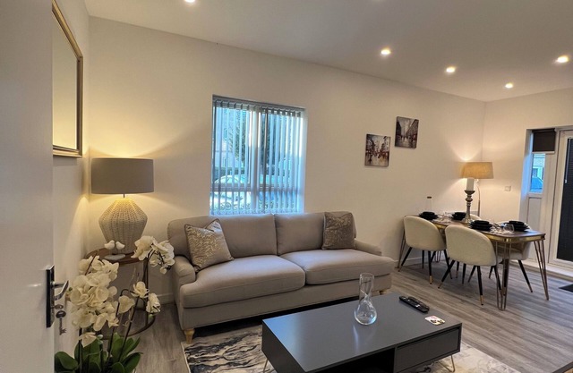 Modern apartment Near Windsor, Heathrow airport, on motorway (M4) and slough.