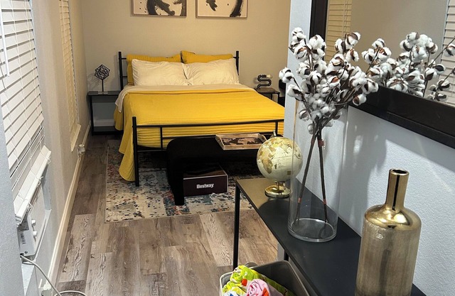 -Modern attached en-suite -shared pool -Orlando