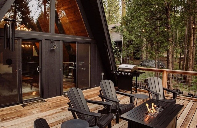 Modern Black A-Frame overlooking a Meadow w/AC!