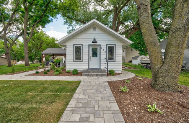 Modern Bungalow Retreat: Walk to Arnolds Park, Relax with Fire Pit & Pergola