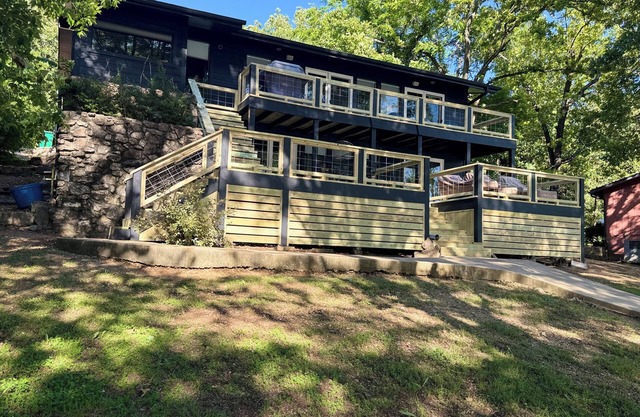 Modern, clean, lakefront home with fire pit, grill kayaks & so much more. ⭐️⭐️⭐️⭐️⭐️