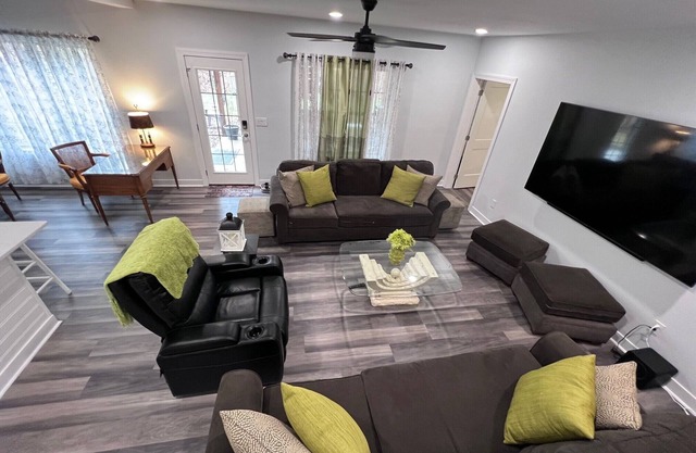 Modern, Comfortable and Cozy Large Apartment