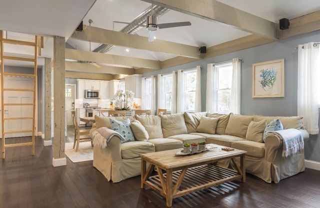Modern Condo in Historic Marblehead, Walk everywhere, Parking, A/C, Deck & Grill
