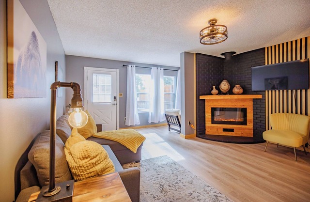 Modern condo walking distance to EVERYTHING.