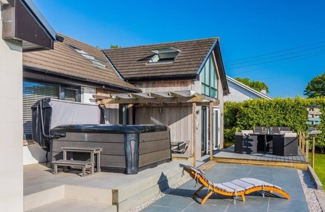 Modern & Cosy Home with Hot-Tub, 5min drive to Beach, ideal for large families.