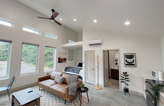 Modern & Cozy Studio W/Large Shower & WasherDryer