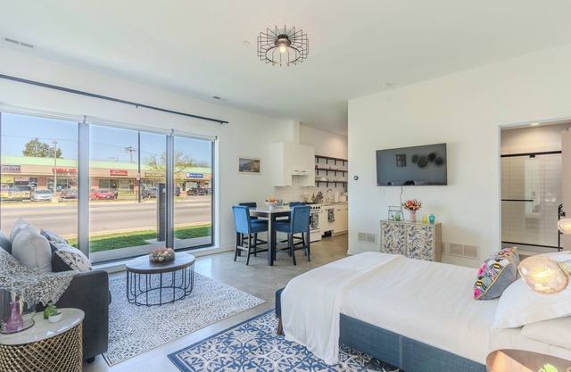 Modern Deluxe Studio Suite in lovely Oak Park!