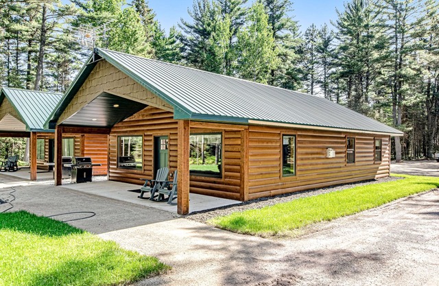 Modern dog-friendly cabins with hot tub, fireplace, patio, grill, central AC, & W/D