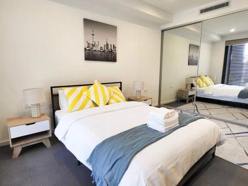 Modern Elegance: 2 Bedroom Oasis w/Free Parking