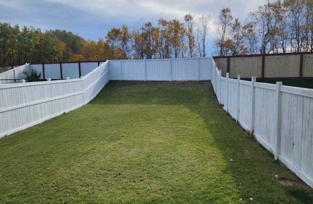 Modern Family Friendly Home 10min YEG Airport - FREE WIFI+ NETFLIX