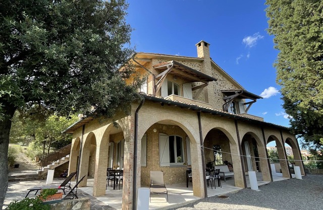 Modern Farmhouse surrounded by vineyard/olive groves, 5 min from the town center