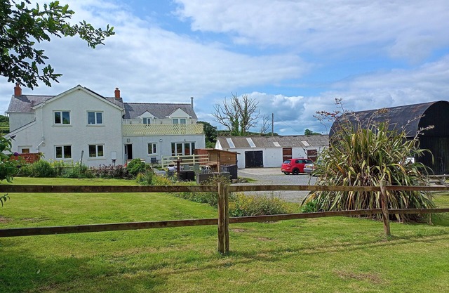 Modern Farmhouse all en suit nr Pembrokeshire & Carmarthen, Hot tub, own paddock
