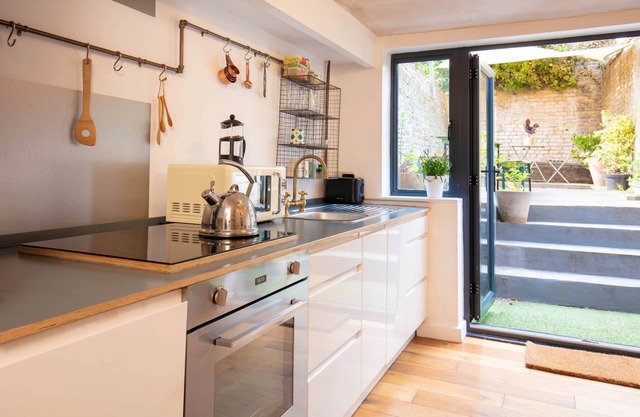 Modern flat with KING bed, garden & outdoor dining