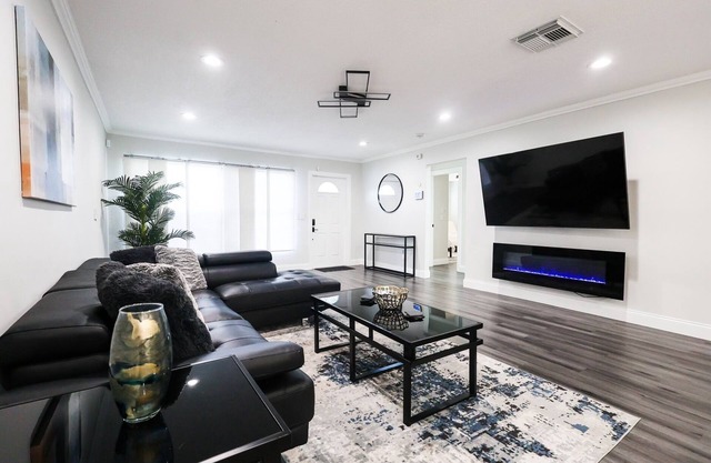 Modern Florida Family Retreat - Heated Pool - Sleeps 6