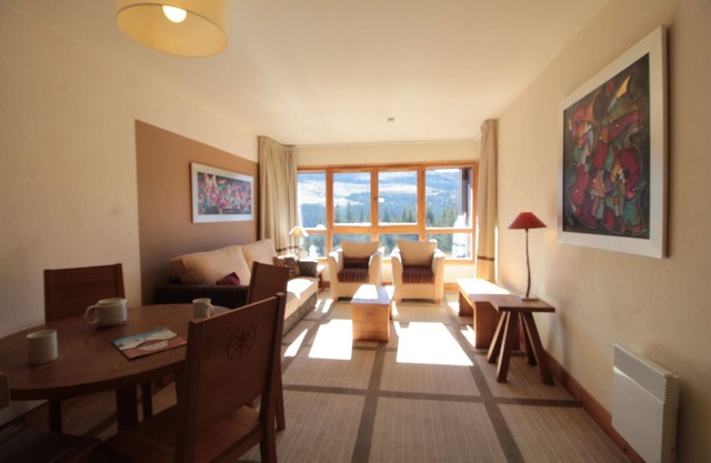 Modern furnished apartment with beautiful views at the slopes (ski-in ski-out)