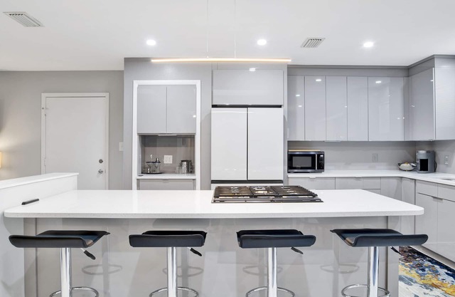 Modern hideaway in Fairhope! Less than half mile to downtown.
