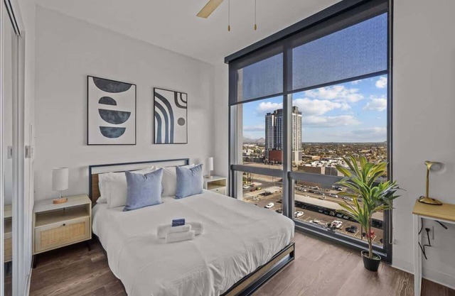 Modern Highrise STU w/Sky Pool, Parking, Gym 02