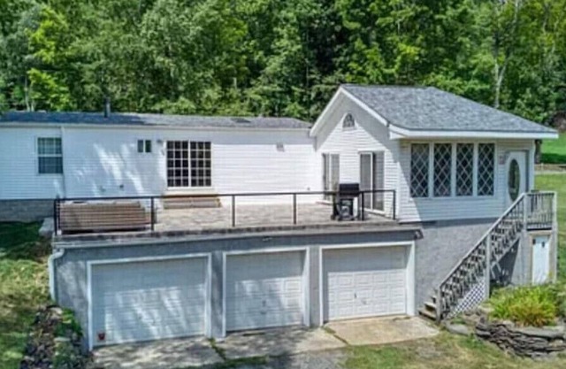 Modern home overlooking private lake and mountains. Pet Friendly!