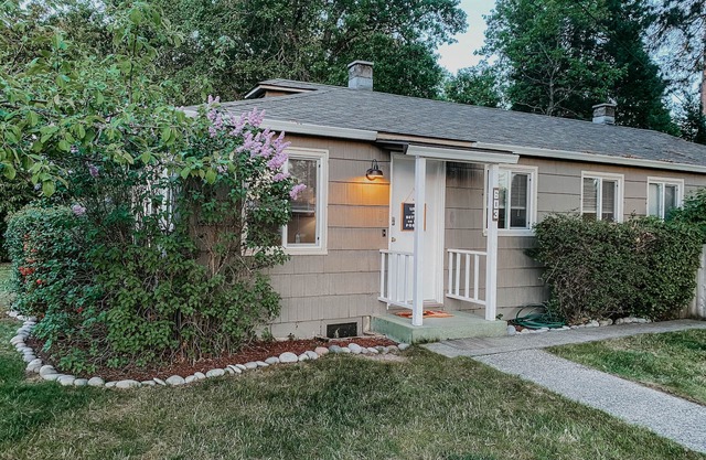 Modern House in the Heart of Grants Pass with Hot Tub and Fire Pit